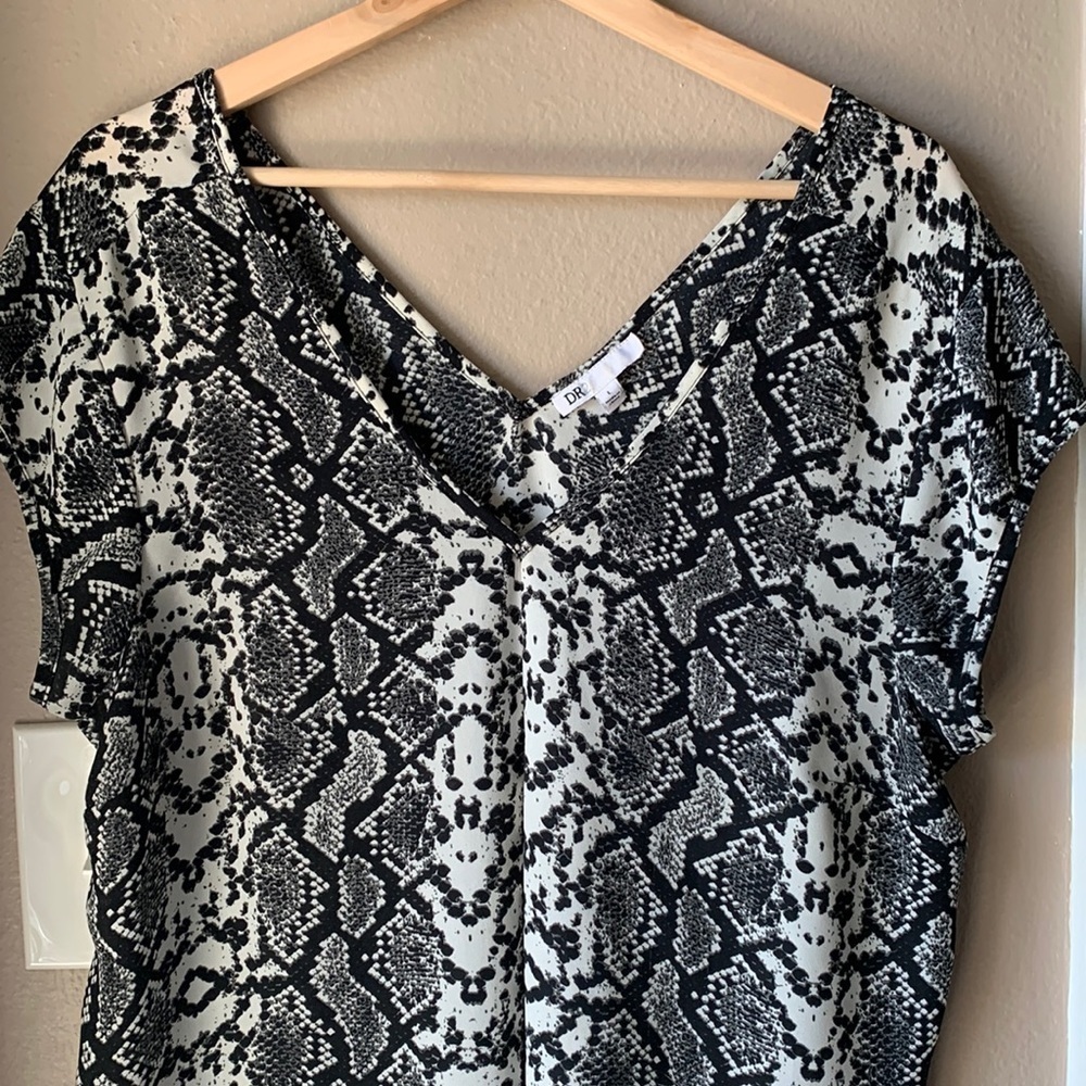 DG2 DIANE GILMAN Python Snake Print V Neck Cap Sleeve Blouse